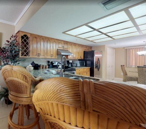 photo_5996906868418661404_y