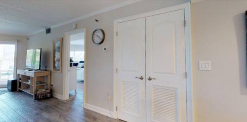 photo_5996906868418661498_y