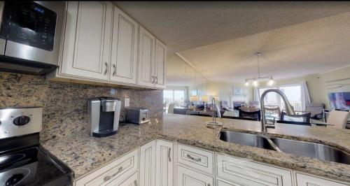 photo_5996906868418661559_y